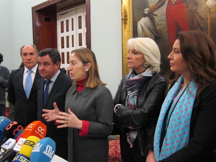Pastor, en el centro, flanqueada por Loaiza (izq.) y Martínez (dcha.)