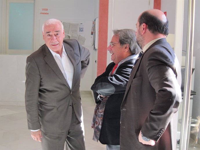 El consejero andaluz Luciano Alonso charla con el rector de la UNIA