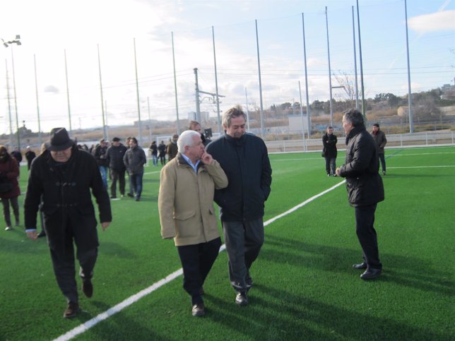 El alcalde Belloch inaguura el césped del campo municipal de fútbol Nuevo Fleta