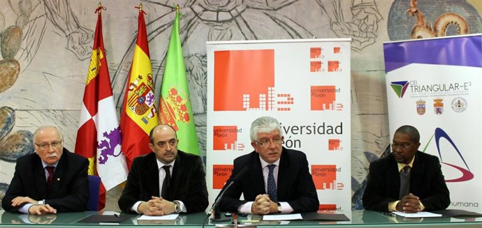 Representantes de los distintos centros después de firmar los convenios.