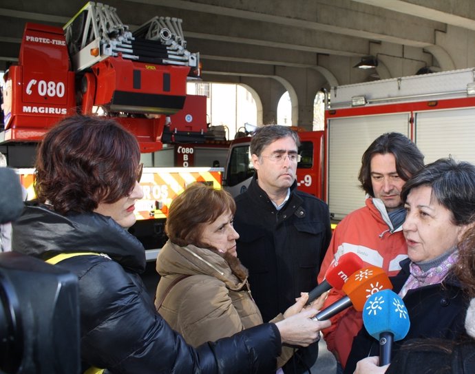 Medrano y Fernández con los bomberos.