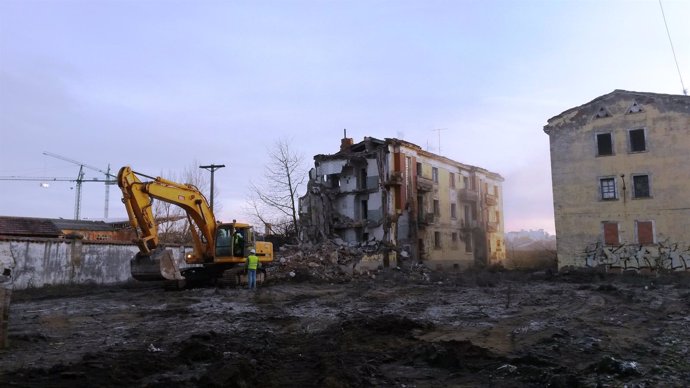 Demolición de los edificios abandonados en la zona de la antigua azucarera 