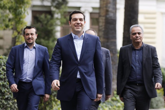 Tsipras acompañado por varios de sus ministros