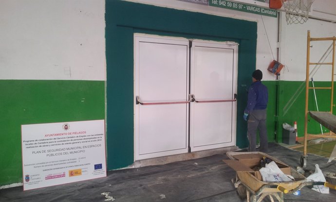Instalación de nueva puerta  de seguridad en el pabellón de Renedo