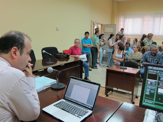 El juez del Mercantil (izda.) con los trabajadores de Pérez Giménez