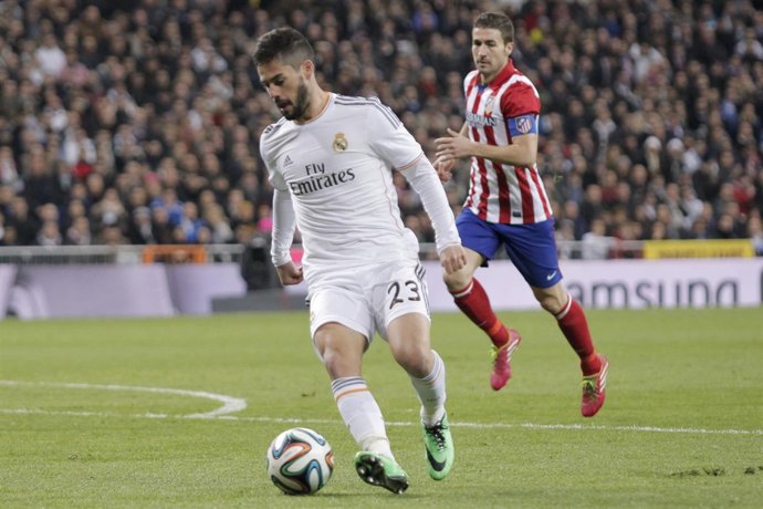 Isco conduce la pelota ante Gabi en la ida de semifinales de la Copa