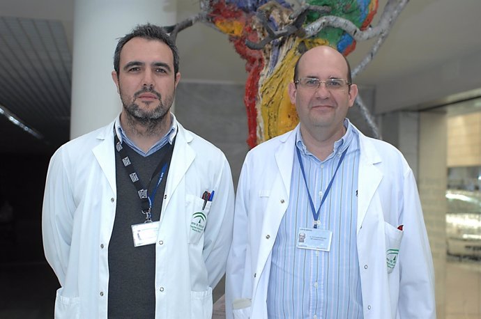 Los cirujanos Rubén Ciria y Javier Briceño.
