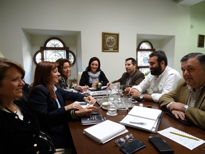 Crespín (al fondo) preside su primer reunión de coordinación