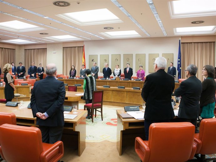 Los diputados, guardando un minuto de silencio