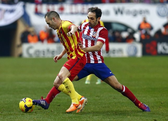 Juanfran lucha con Andrés Iniesta en el  Atlético de Madrid - FC Barcelona