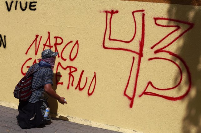 Pintada de protesta por la desaparición de 43 'normalistas' en Iguala