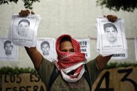 Padres de normalistas' acusan al Gobierno de intentar cerrar "de manera descarada" el caso