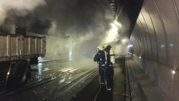 Dos bomberos en el simulacro de accidente con mercancías peligrosas en AP-46 Jun
