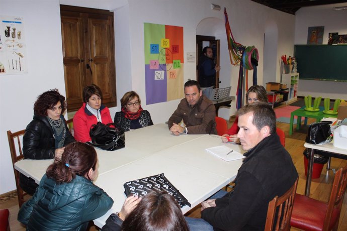 El PP durante la visita a la escuela de música 'Manuel de Falla'
