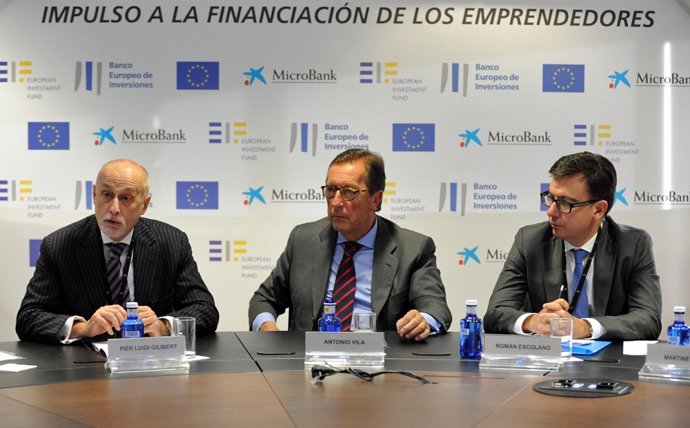 Firma del acuerdo entre MicroBank, el FEI y el BEI