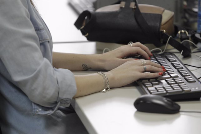 Trabajador, oficina, teclado, ordenador