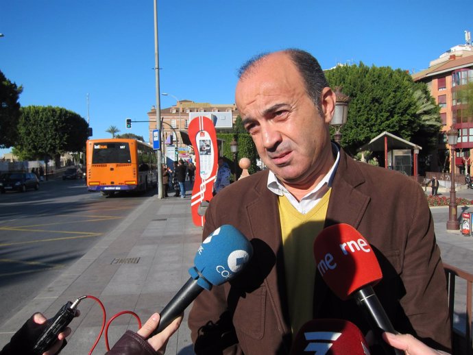 Pedro López en la parada de autobús de La Glorieta