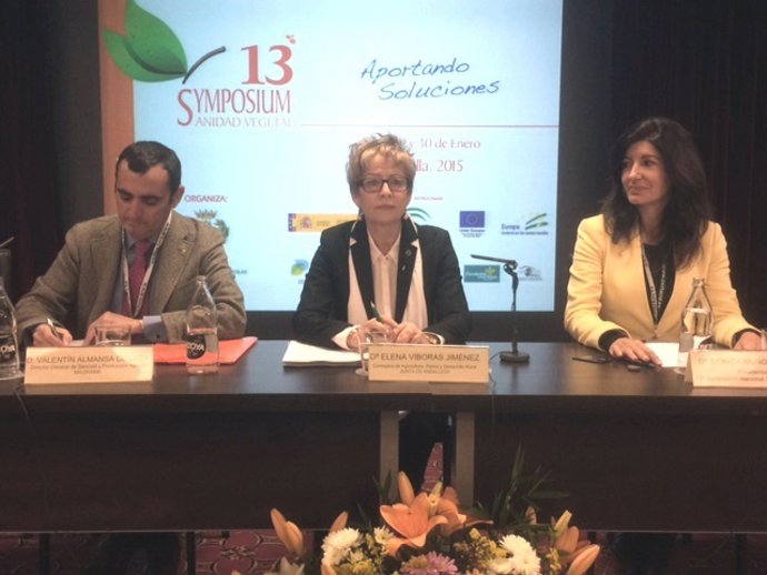 Elena Víboras (centro) en el Symposium de Sanidad Vegetal