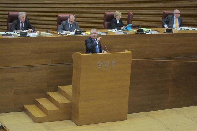Fernando Giner en la tribuna de oradores de las Corts