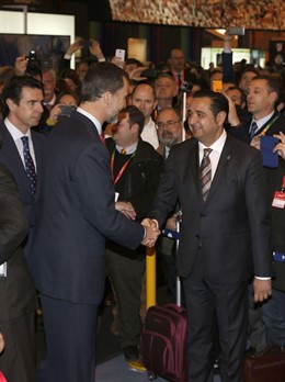 El Rey Felipe VI saludando a Julio González Zapico en Fitur
