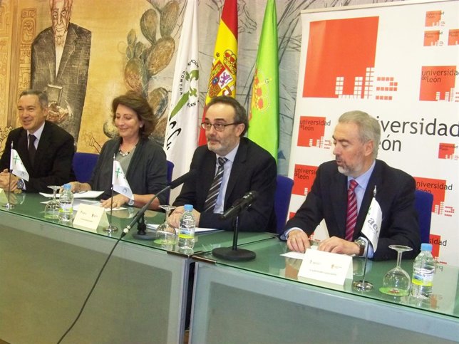  Entrega De La Beca De Investigación De La AECC De León