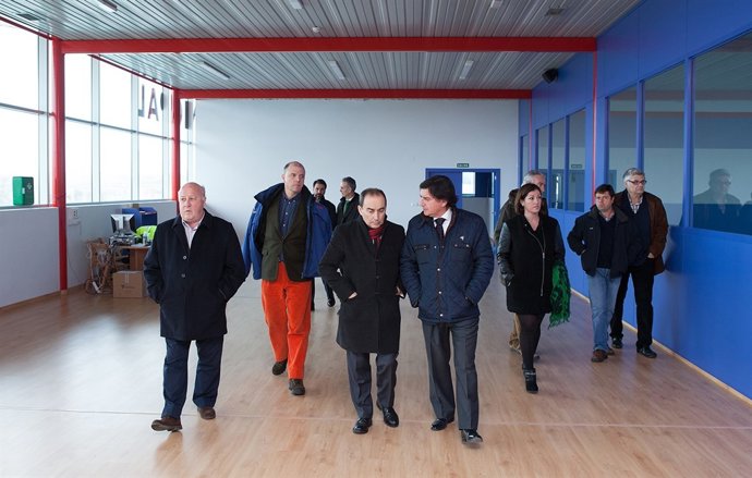 Visita al polideportivo de Requejada del consejero Miguel Angel Serna