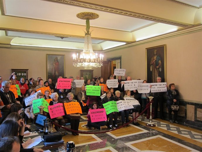 Vecinos protestan en el pleno. 