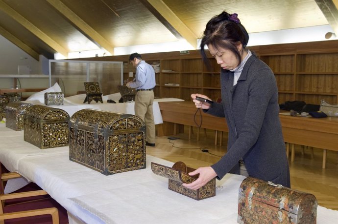 Una de las expertas en arte namban examina una arqueta lacada.