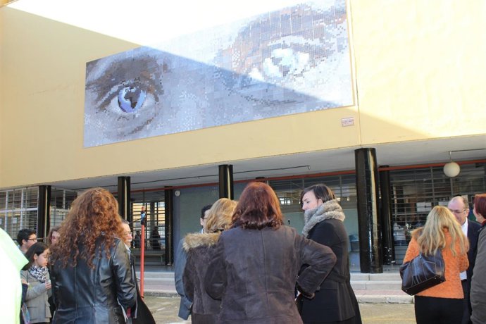 Los alumnos ha instalado un mural, 'Una mirada al mundo' para conmemorarlo.