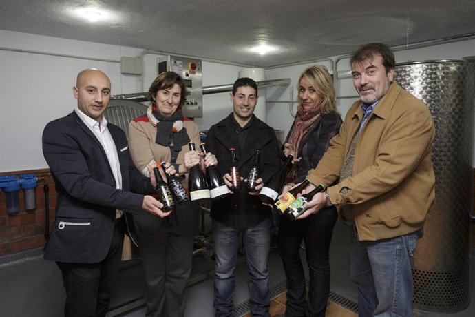 Martínez visita la fábrica de la cerveza Portus Blendium en Hinojedo