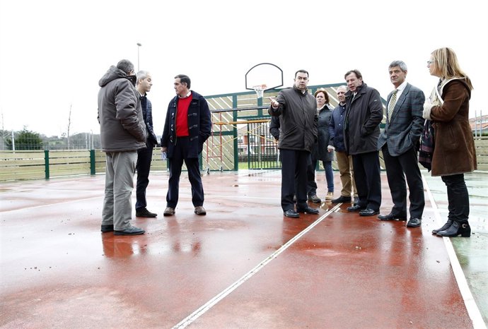 El consejero de Obras Públicas en Ribamontán al Monte