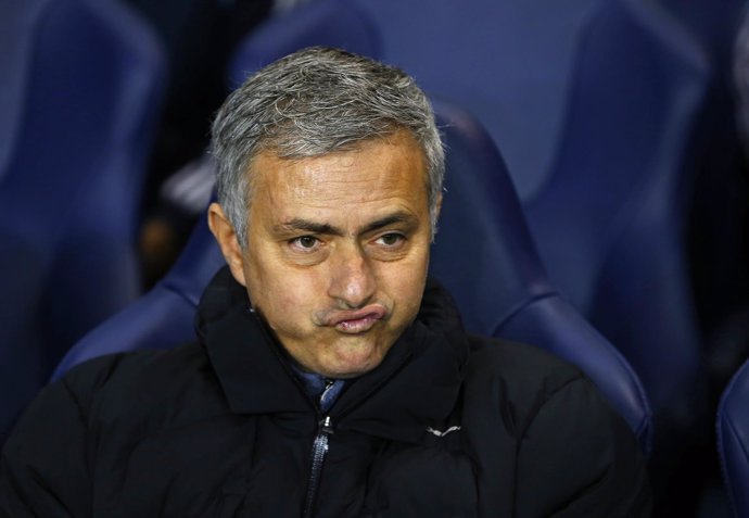 José Mourinho, en el banquillo del Chelsea durante un partido de FA Cup