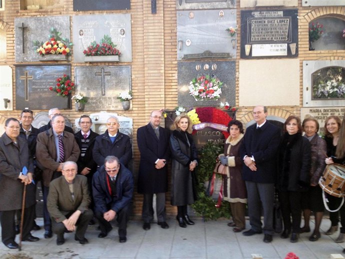 Beneyto deposita una corona sobre la tumba de Blasco Ibáñez