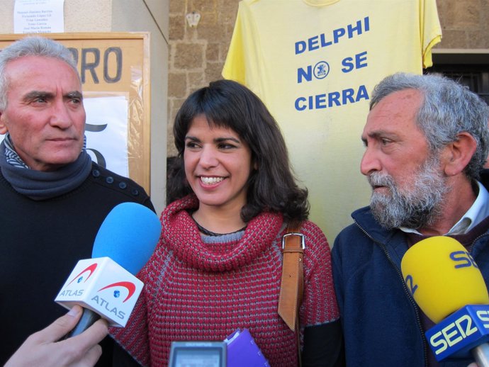Diego Cañamero (SAT) y Teresa Rodríguez (Podemos) con el colectivo de Delphi
