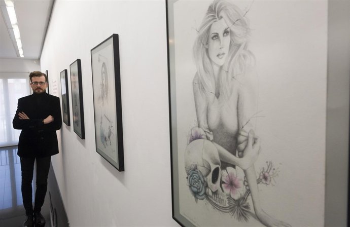 Manuel de la Fuente posa junto a su exposición