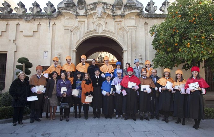 Foto de familia de los miembros de Loyola Andalucía reconocidos en el acto