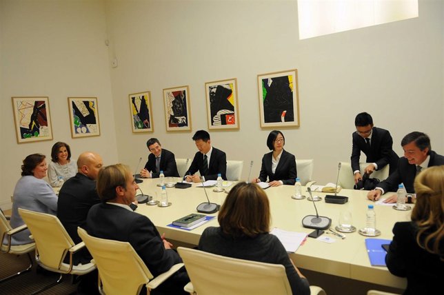 Botella con representantes del Grupo Wanda             