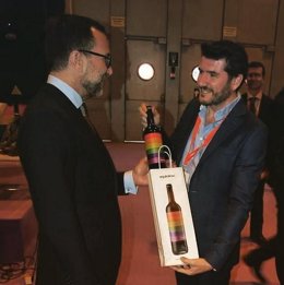 El embajador de EEUU recibe una botella de orgulloWine en Fitur