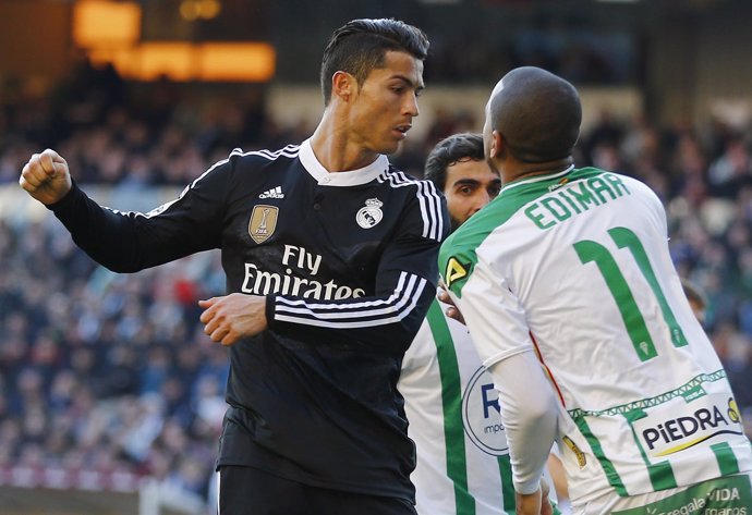 Cristiano Ronaldo en su acción con Edimar, del Córdoba