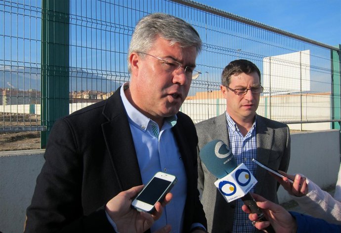 Fernández de Moya atiende a los periodistas acompañado de Miguel Contreras.