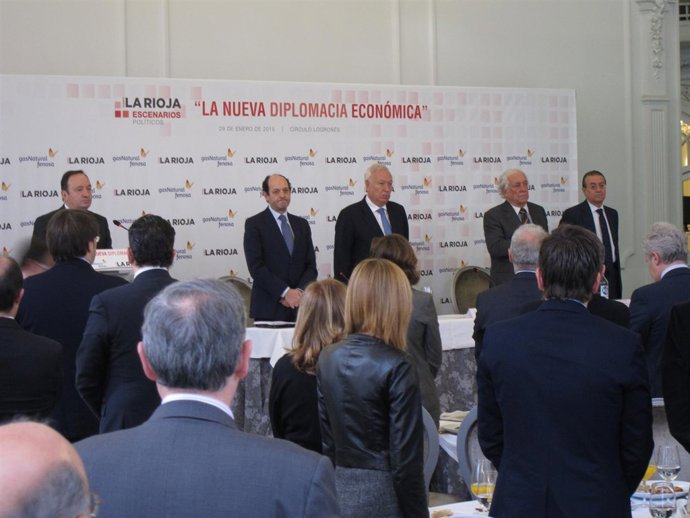 Margallo y los asistentes guardan un minuto de silencio por el cabo fallecido