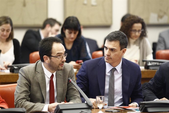 Antonio Hernando y Pedro Sánchez en la reunión del grupo socialista