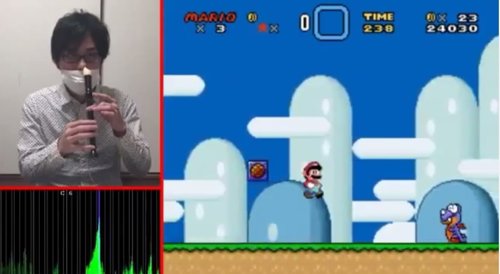 Hombre jugando a Super Mario World con la nariz