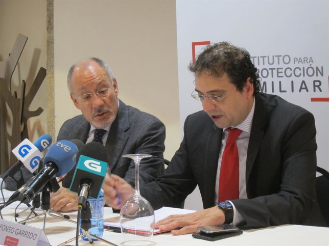 El director del Instituto para la Protección Familiar, a la izquierda