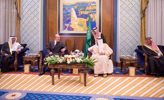 El Rey Salman de Arabia Saudí recibe a Don Juan Carlos