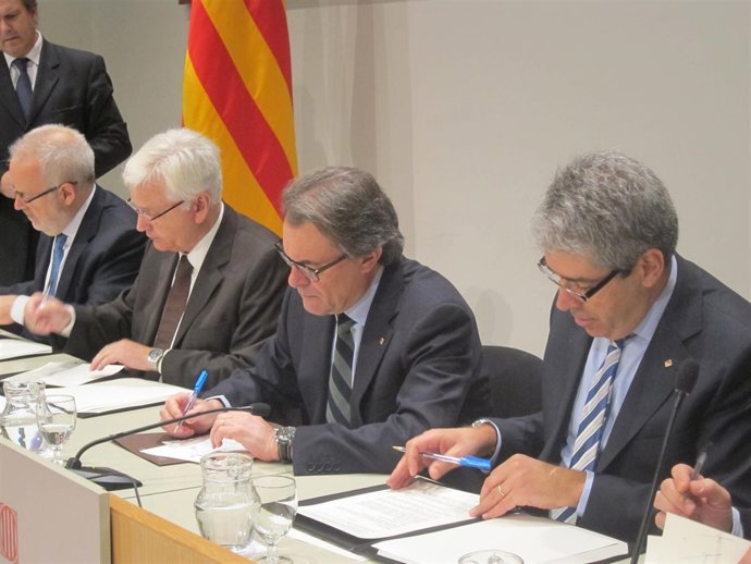 B.Duart, F.Mascarell, A.Mas y F.Homs, en la firma convenio audiovisual