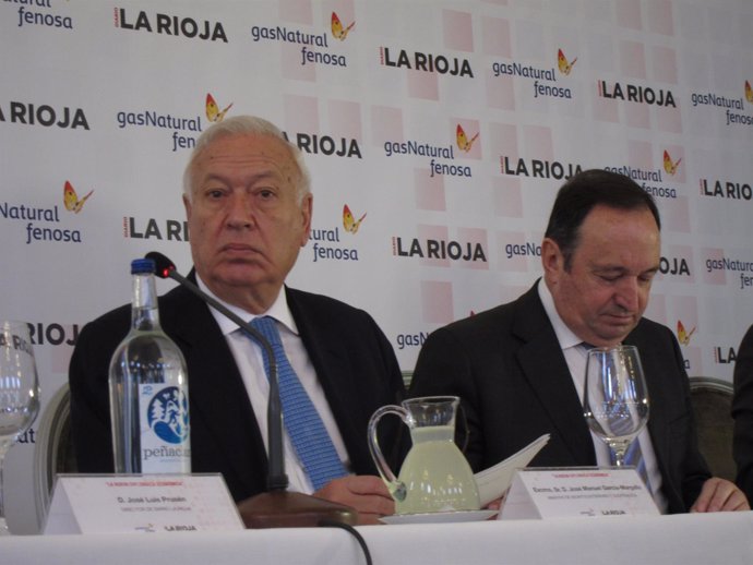 Margallo y el presidente riojano, Pedro Sanz, en el coloquio