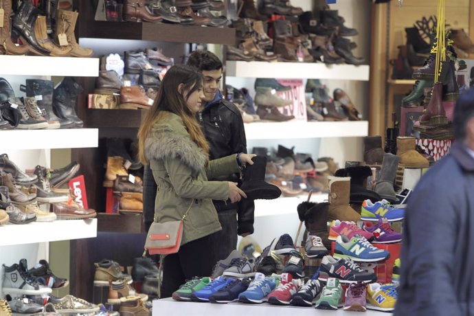 Gente de compras en Madrid -bolsas - zapatería - ropa - complementos