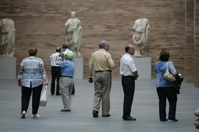 Turistas visitando monumentos de Mérida
