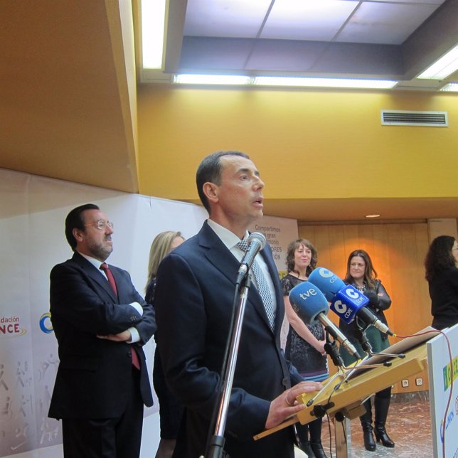 Ortiz (detrás Carballeda) durante el acto de su  nombramiento. 